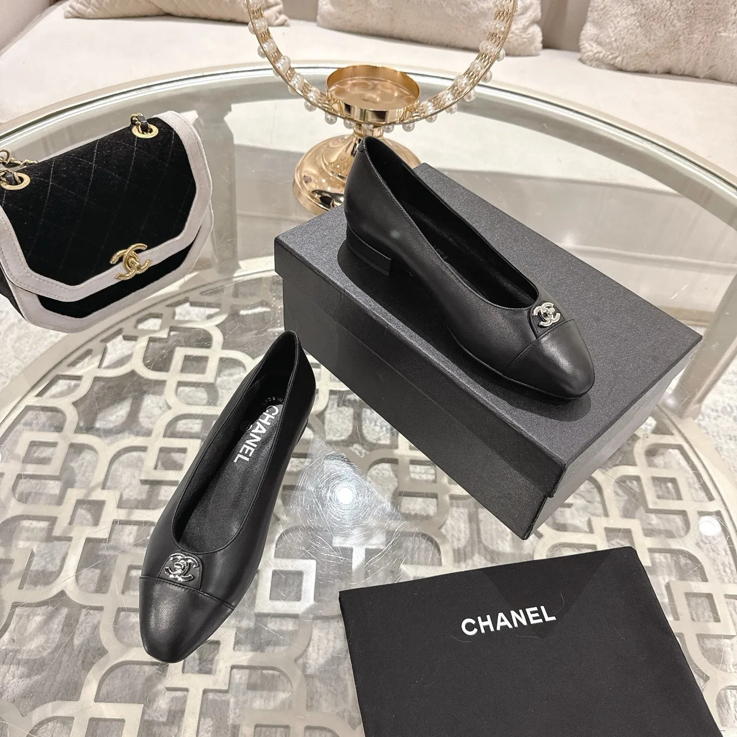 👟👟Ex-factory price 560👟👟Chanel 2025SS Spring and Summer New Double C Button Mary Jane🆕 Xiaoxiang𝐂Jia's beautiful Mary Jane shoes are so sweet that they are so beautiful that they are so beautiful. The round square toe design is cute and cute ~ metal/button logo. The appearance is super online. When you wear it, you will feel like a wealthy daughter. I thought it looks good. Only when I put it on my feet do I know how easy it is to wear ~ Upper: Customized lambskin Lining: Sheepskin Outsole: Genuine leather outsole imported from Italy Size: 35-42 (40.41.42 customization is non-refundable) Packaging: The latest gift box packaging at the counter